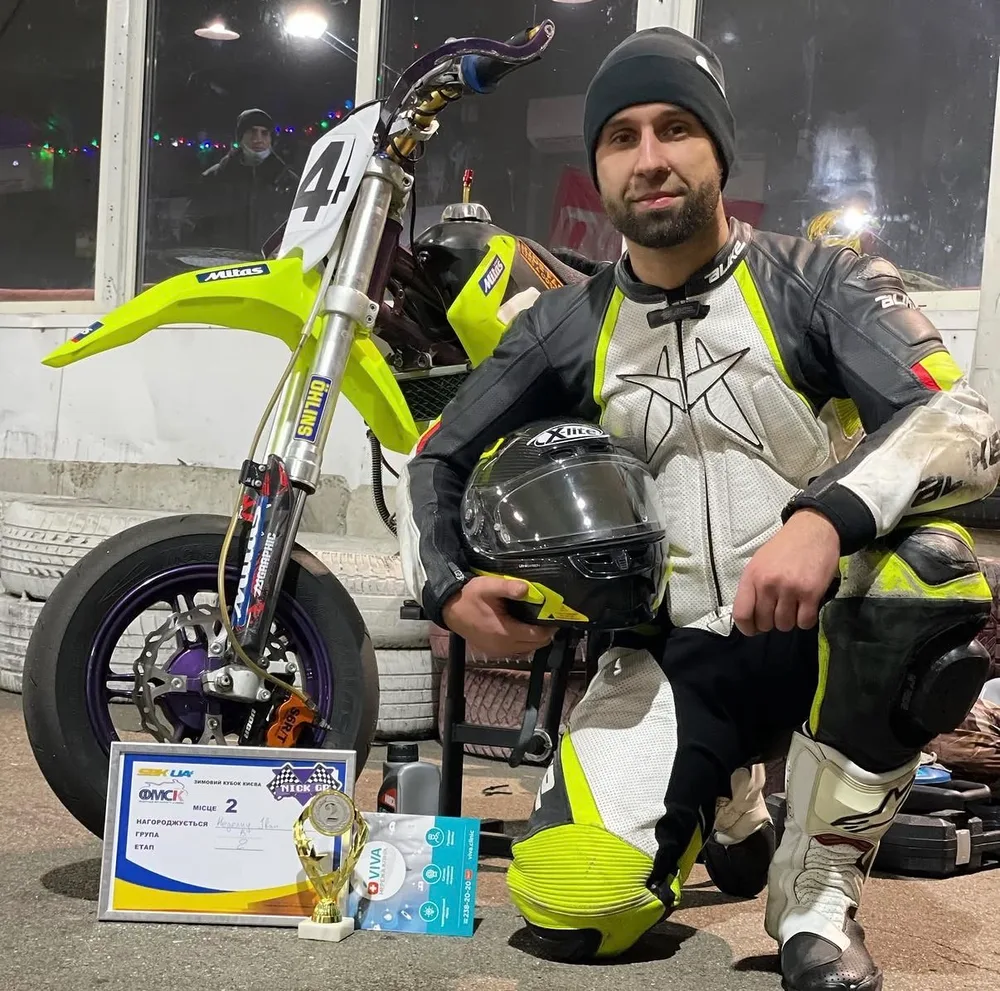 Засновник VR MOTO з мотоциклом і нагородою за 2 місце в Зимовому кубку Києва